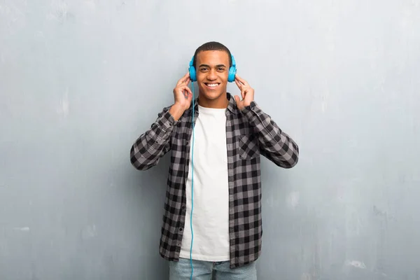 Giovane Uomo Afroamericano Con Camicia Scacchi Che Ascolta Musica Con — Foto Stock