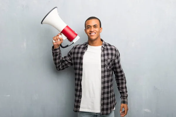 Jovem Afro Americano Com Camisa Quadriculada Segurando Megafone — Fotografia de Stock