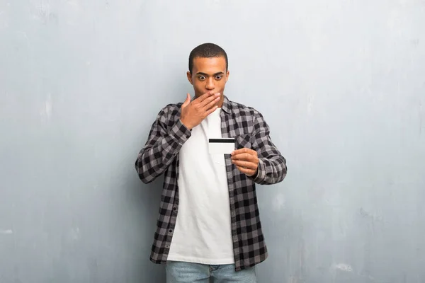 Unga Afroamerikanska Man Med Rutig Skjorta Holding Ett Kreditkort Och — Stockfoto