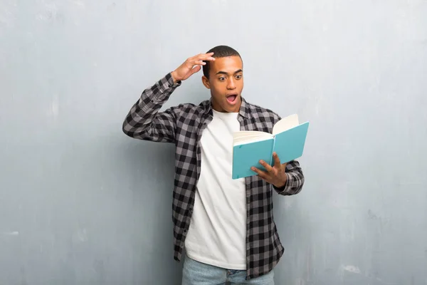 Junger Afrikanisch Amerikanischer Mann Mit Kariertem Hemd Hält Ein Buch — Stockfoto