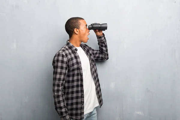 Jovem Afro Americano Com Camisa Quadriculada Procurando Algo Distância Com — Fotografia de Stock