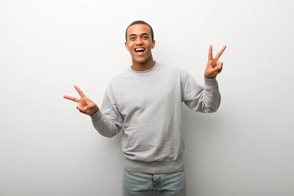 Uomo Afroamericano Sfondo Bianco Muro Sorridente Mostrando Segno Vittoria Con — Foto Stock