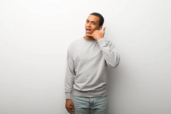 Uomo Afroamericano Sfondo Bianco Muro Fare Gesto Del Telefono Richiamami — Foto Stock