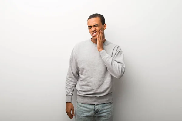 Uomo Afroamericano Sfondo Bianco Parete Con Mal Denti — Foto Stock