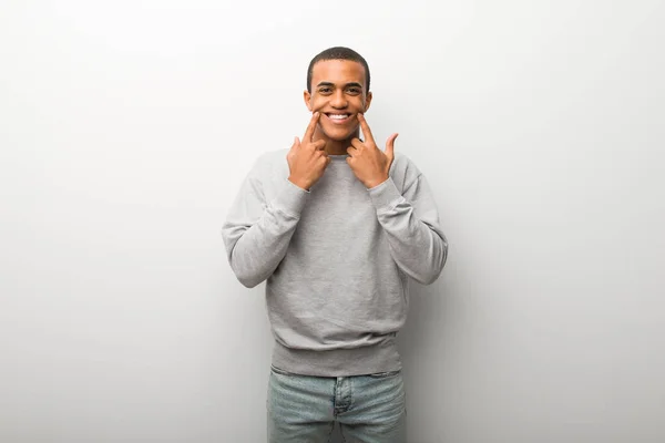 Uomo Afroamericano Sfondo Bianco Muro Sorridente Con Una Felice Piacevole — Foto Stock