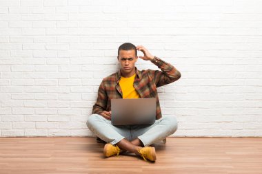 Afrika kökenli Amerikalı adam kafa çizilmemesi süre şüpheleri onun laptop ile katta oturan