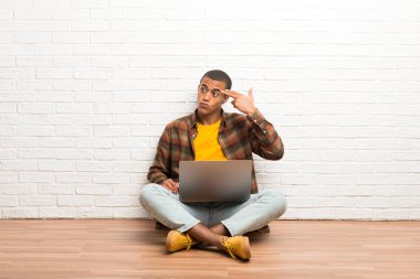 İntihar jest yapma sorunları onun laptop ile katta oturan Afrikalı-Amerikalı adam