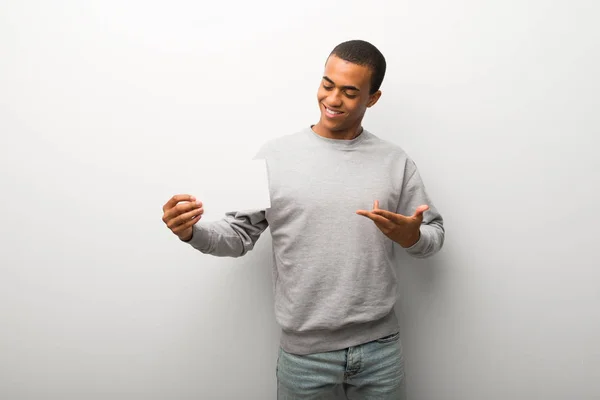Afrikanisch Amerikanischer Mann Auf Weißem Wandhintergrund Mit Einem Leeren Weißen — Stockfoto