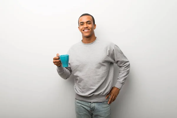 African American Man Vit Vägg Bakgrund Att Kaffe Och Leende — Stockfoto