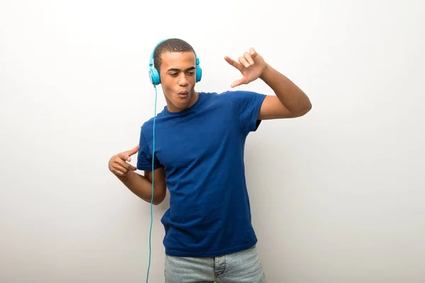 Молодий Афроамериканець Людиною Білій Стіні Слухати Музику Навушниками Танці — стокове фото