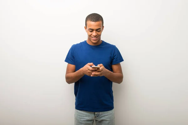 Junger Afrikanisch Amerikanischer Mann Weißer Wand Sendet Eine Nachricht Mit — Stockfoto