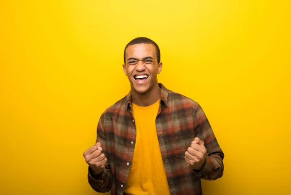 Jovem Afro Americano Vibrante Fundo Amarelo Celebrando Uma Vitória — Fotografia de Stock