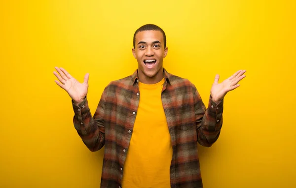 Junger Afrikanisch Amerikanischer Mann Auf Lebendigem Gelben Hintergrund Mit Überraschung — Stockfoto