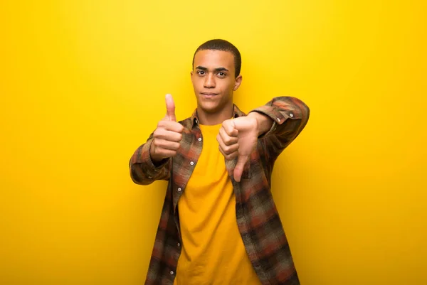 Junger Afrikanisch Amerikanischer Mann Auf Leuchtend Gelbem Hintergrund Der Ein — Stockfoto