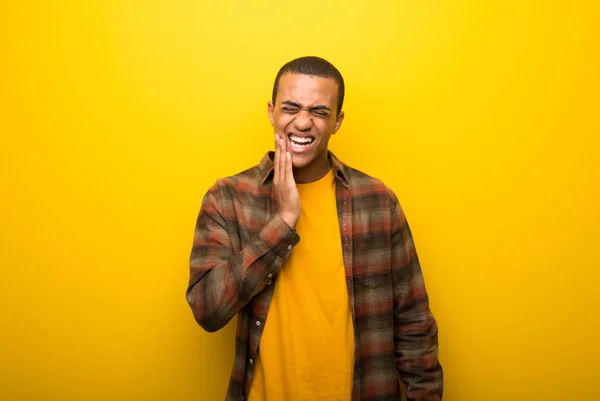 Giovane Uomo Africano Americano Vibrante Sfondo Giallo Con Mal Denti — Foto Stock