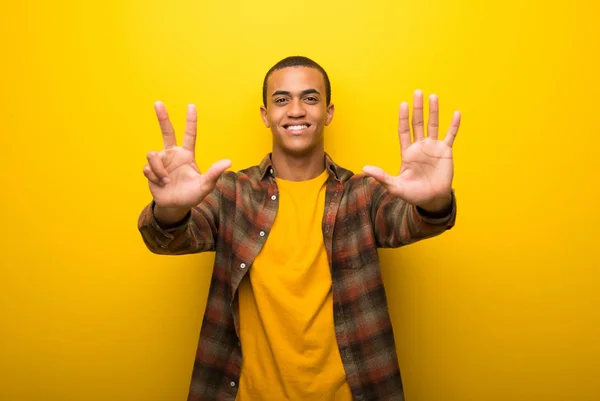 Junger Afrikanisch Amerikanischer Mann Auf Leuchtend Gelbem Hintergrund Der Mit — Stockfoto