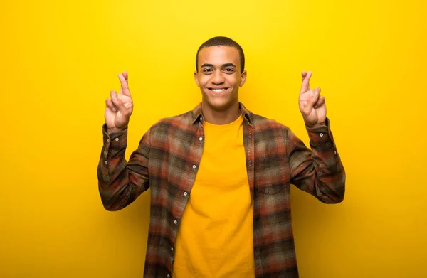 Americký Mladík Zářivé Žluté Pozadí Prsty Křížení Chtějí Nejlepší — Stock fotografie