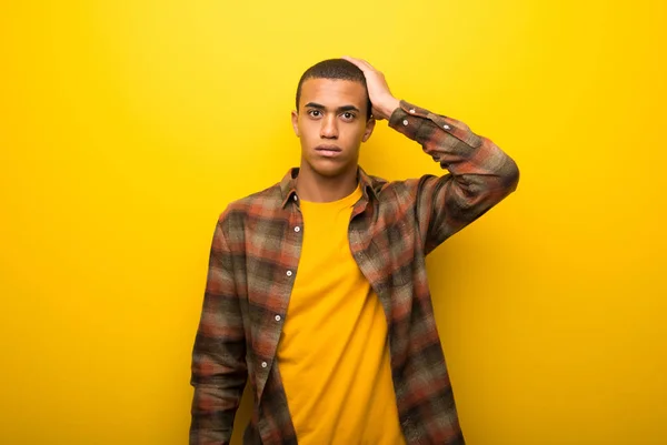 Junger Afrikanisch Amerikanischer Mann Auf Leuchtend Gelbem Hintergrund Mit Einem — Stockfoto