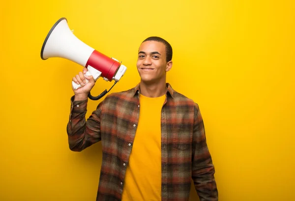 Jeune Homme Afro Américain Sur Fond Jaune Vif Tenant Mégaphone — Photo