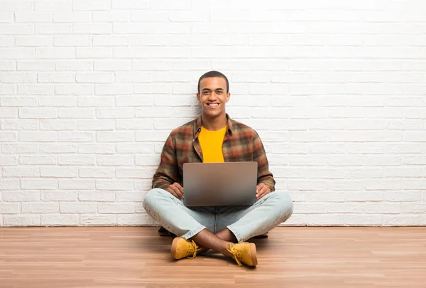 Uomo Afroamericano Seduto Sul Pavimento Con Suo Computer Portatile Posa — Foto Stock