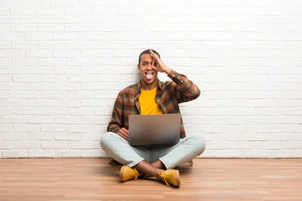 Hombre Afroamericano Sentado Suelo Con Portátil Hace Divertida Loca Emoción — Foto de Stock