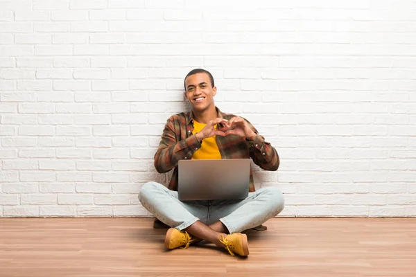 Hombre Afroamericano Sentado Suelo Con Portátil Haciendo Símbolo Del Corazón — Foto de Stock