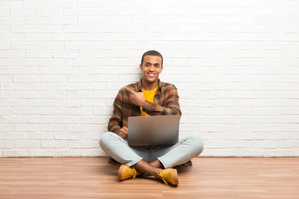 Africano Americano Sentado Chão Com Seu Laptop Apontando Para Lado — Fotografia de Stock