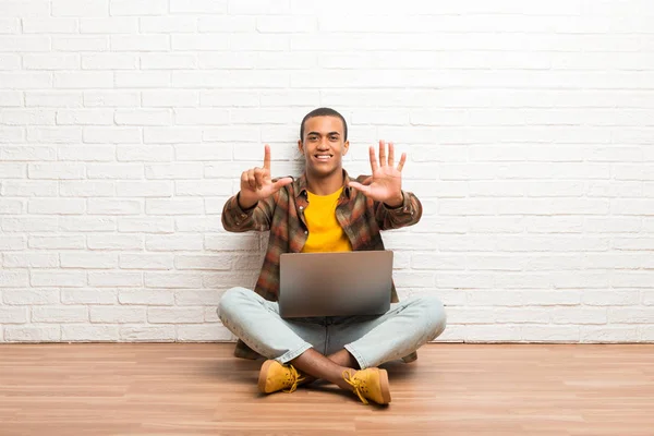 Hombre Afroamericano Sentado Suelo Con Portátil Contando Siete Con Los — Foto de Stock