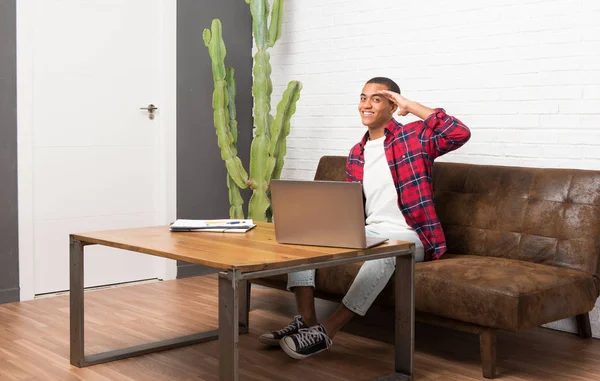 African American Man Met Laptop Woonkamer Die Met Hand — Stockfoto