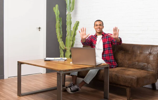 African American Man Met Laptop Woonkamer Tien Met Vingers Tellen — Stockfoto