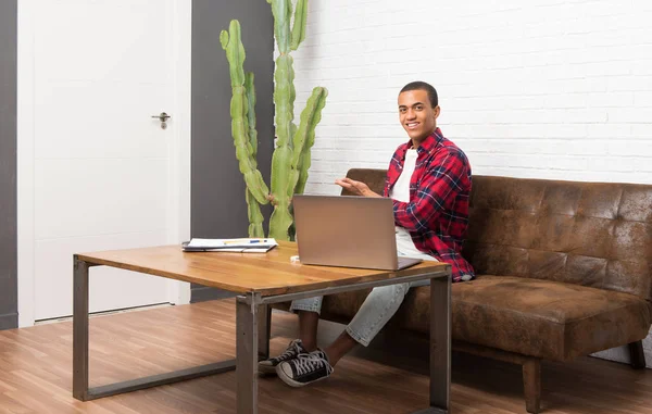 Homme Afro Américain Avec Ordinateur Portable Dans Salon Présentant Une — Photo