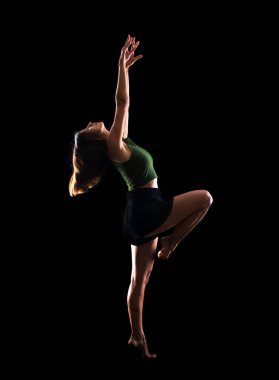 Genç kız üzerinde izole arka stüdyoda dans