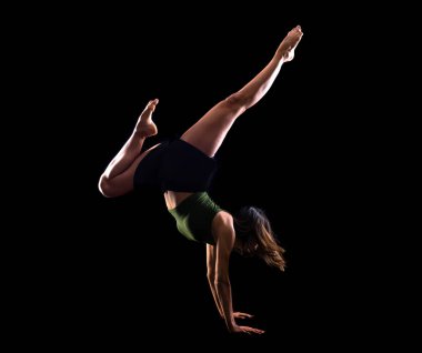 Genç kız üzerinde izole arka stüdyoda dans