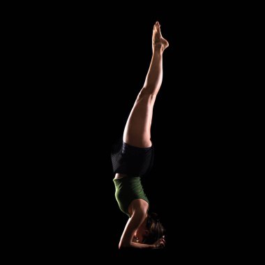 Genç kız üzerinde izole arka stüdyoda dans