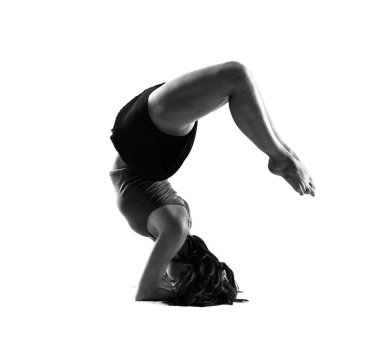 Siyah beyaz izole arka plan üzerinde stüdyoda dans genç kız