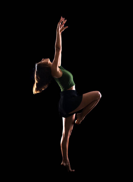 Девушка танцует в студии на изолированном фоне
