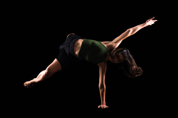 Девушка танцует в студии на изолированном фоне
