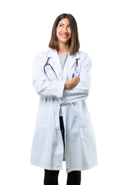 Γυναίκα Γιατρός Στηθοσκόπιο Stand Και Κοιτώντας Ψηλά Ενώ Χαμογελώντας Απομονωμένες — Φωτογραφία Αρχείου