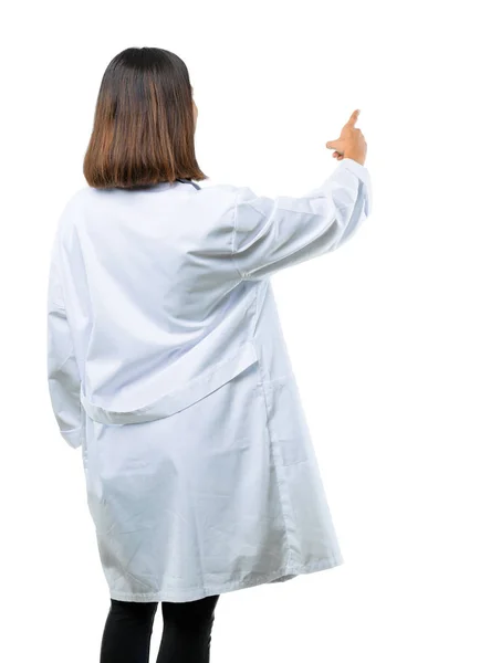 Médica Mulher Com Estetoscópio Apontando Para Trás Com Dedo Indicador — Fotografia de Stock
