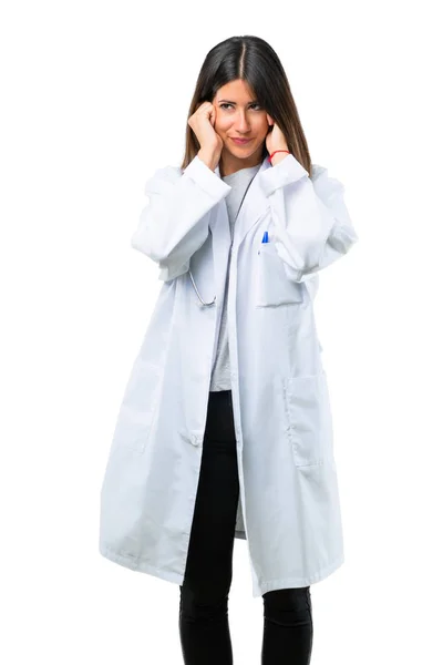 Medico Donna Con Stetoscopio Che Copre Entrambe Orecchie Con Mani — Foto Stock