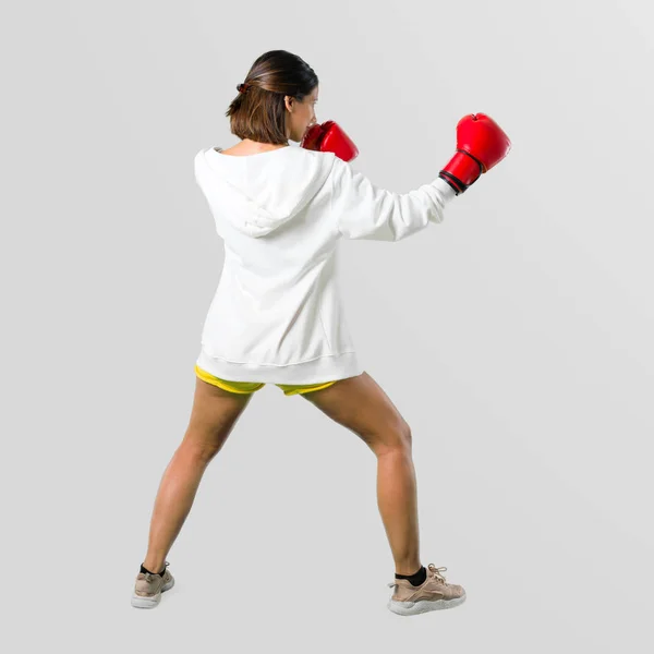 全身运动妇女与拳击手套在灰色背景 — 图库照片