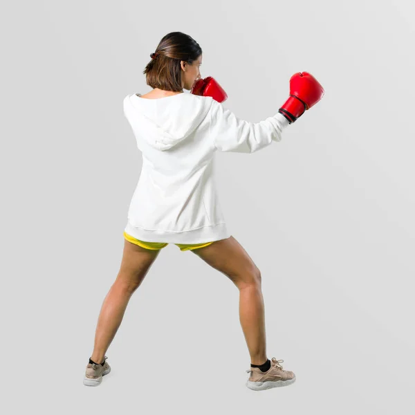 Hela Kroppen Sport Kvinna Med Boxhandskar Grå Bakgrund — Stockfoto