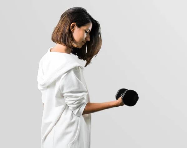 Deporte Mujer Haciendo Levantamiento Pesas Sobre Fondo Gris —  Fotos de Stock