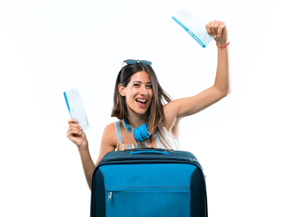 分離の白い背景の上の航空券を保持している彼女のスーツケースと一緒に旅行の女の子 — ストック写真