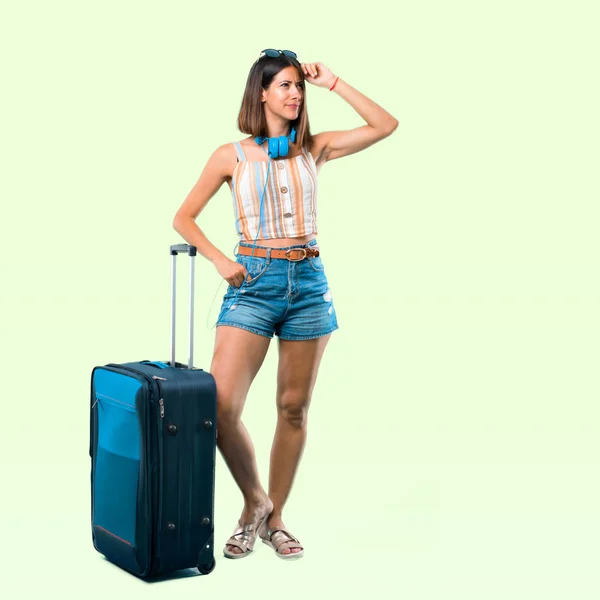 Cuerpo Completo Chica Viajando Con Maleta Teniendo Dudas Con Expresión — Foto de Stock