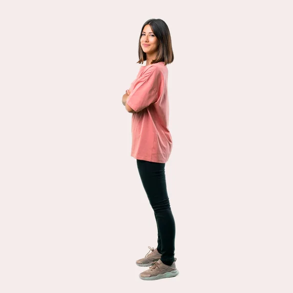 全身的年轻女孩与粉红色的衬衫保持手臂交叉的横向位置 而微笑 自信的表达 在建筑设计中使用的理想选择 — 图库照片