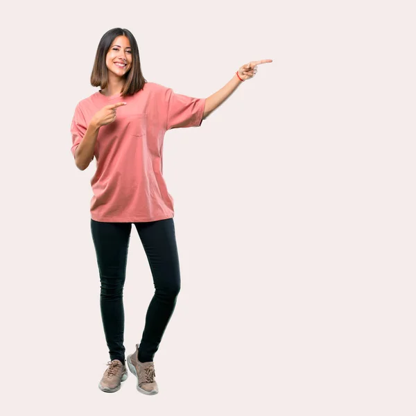 Corpo Inteiro Menina Com Camisa Rosa Apontando Dedo Para Lado — Fotografia de Stock