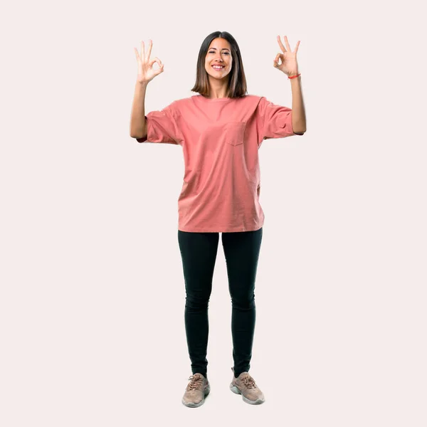 Corpo Inteiro Menina Com Camisa Rosa Mostrando Sinal Com Dedos — Fotografia de Stock