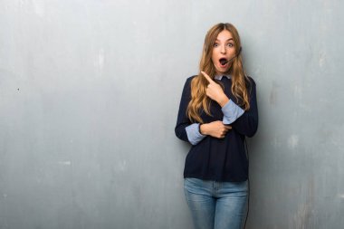 Şaşırttı ve yan işaret telemarketer kadın