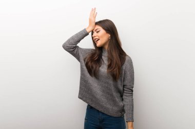 Genç kız izole beyaz backgorund üzerinde bir şeyin farkına vardım ve çözüm isteyen vardır